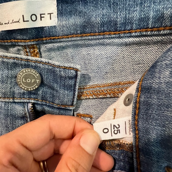Loft, Denim shorts. Size 0/25 - Picture 3 of 6